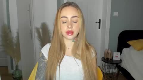 Snapshot of sexy_coralie chatting on 04/02/26, 07:06 C o r a l i e online show from 04/02/26, 07:06