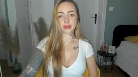 Snapshot of sexy_coralie chatting on 04/08/26, 07:30 C o r a l i e online show from 04/08/26, 07:30