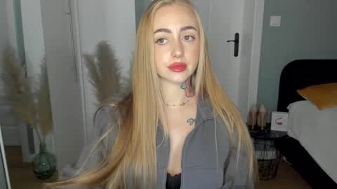 Snapshot of sexy_coralie chatting on 04/13/26, 01:38 C o r a l i e online show from 04/13/26, 01:38