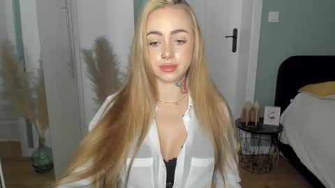 Snapshot of sexy_coralie chatting on 04/15/26, 07:37 C o r a l i e online show from 04/15/26, 07:37