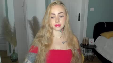 Snapshot of sexy_coralie chatting on 04/17/26, 06:49 C o r a l i e online show from 04/17/26, 06:49
