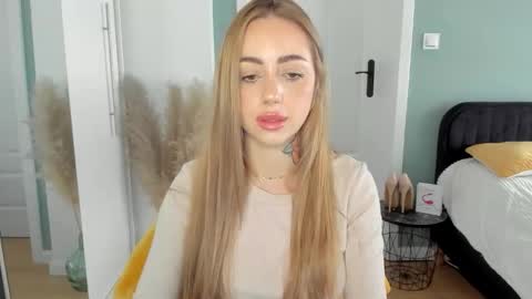 Snapshot of sexy_coralie chatting on 04/23/26, 12:29 C o r a l i e online show from 04/23/26, 12:29