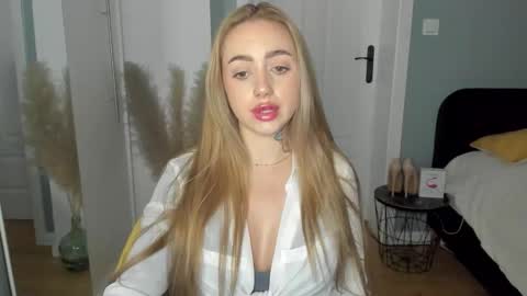 Snapshot of sexy_coralie chatting on 04/29/26, 01:26 C o r a l i e online show from 04/29/26, 01:26