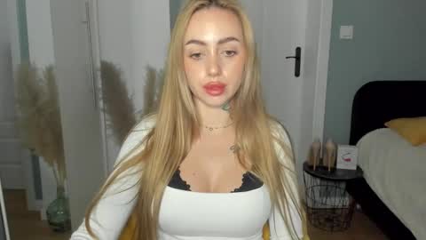 Snapshot of sexy_coralie chatting on 05/13/26, 02:03 C o r a l i e online show from 05/13/26, 02:03