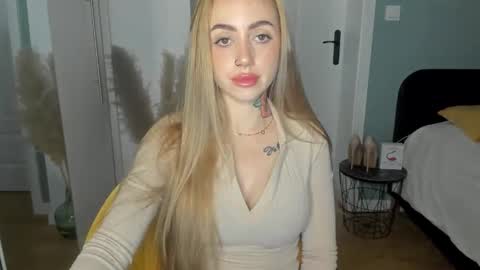 Snapshot of sexy_coralie chatting on 05/14/26, 06:42 C o r a l i e online show from 05/14/26, 06:42