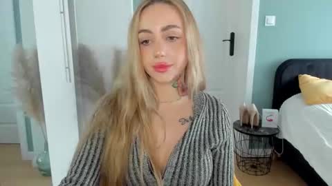 Snapshot of sexy_coralie chatting on 05/16/26, 10:36 C o r a l i e online show from 05/16/26, 10:36