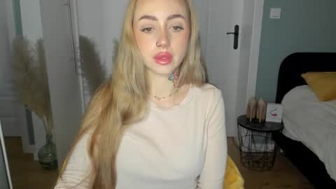 Snapshot of sexy_coralie chatting on 05/18/26, 06:30 C o r a l i e online show from 05/18/26, 06:30