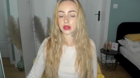 Snapshot of sexy_coralie chatting on 05/31/26, 01:40 C o r a l i e online show from 05/31/26, 01:40