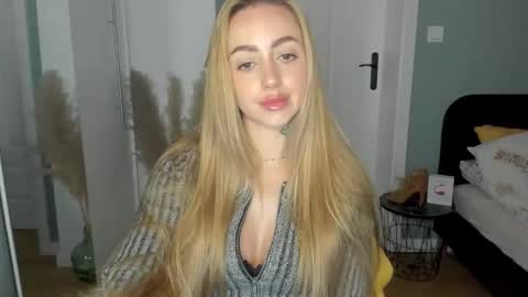 Snapshot of sexy_coralie chatting on 06/10/26, 01:43 C o r a l i e online show from 06/10/26, 01:43