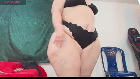 Snapshot of sexy_curvi chatting on 11/16/25, 05:18 karla instagram online show from 11/16/25, 05:18