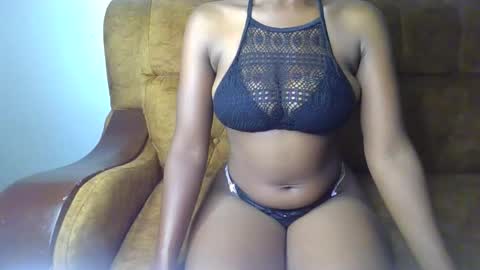 Snapshot of sexy_ellahh chatting on 05/19/26, 12:27 Ellahh online show from 05/19/26, 12:27