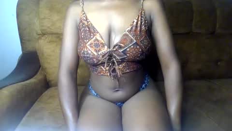 Snapshot of sexy_ellahh chatting on 05/26/26, 01:01 Ellahh online show from 05/26/26, 01:01