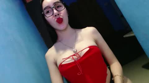 Snapshot of sexy_emily92 chatting on 01/18/26, 02:43 sexy_emily92 online show from 01/18/26, 02:43