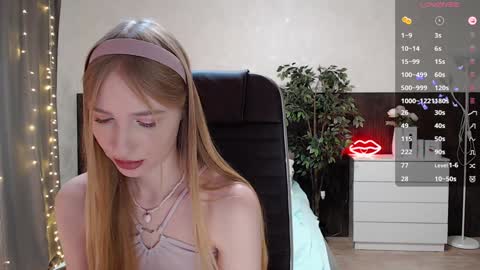 Snapshot of sexy_red_foxx chatting on 12/04/24, 08:45 Annie - Your Dream Girl online show from 12/04/24, 08:45