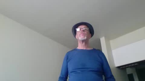 Snapshot of sexy_white_daddy chatting on 03/05/25, 10:43 Daddy online show from 03/05/25, 10:43