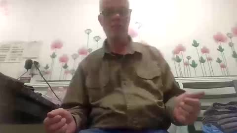 Snapshot of sexy_white_daddy chatting on 10/18/25, 08:42 Daddy online show from 10/18/25, 08:42