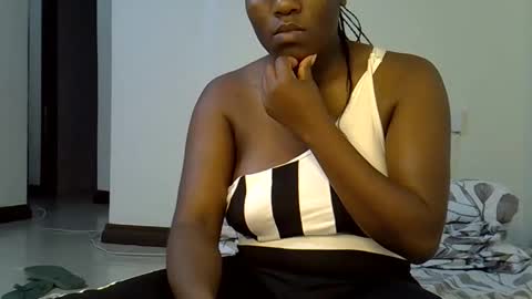 Snapshot of sexy_yello chatting on 10/14/25, 08:20 Bantu girl online show from 10/14/25, 08:20