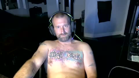 Snapshot of sexydaddy115851 chatting on 12/16/25, 06:18 Jasyn online show from 12/16/25, 06:18