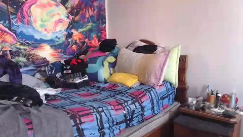 Snapshot of sexydarkhunter2 chatting on 12/16/25, 06:24 Mike online show from 12/16/25, 06:24