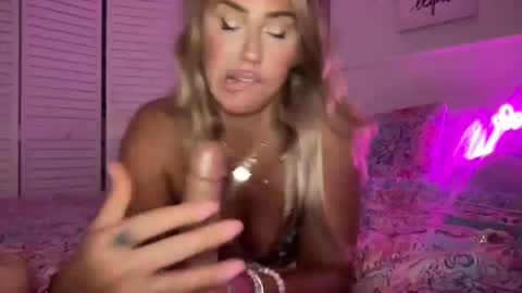 Snapshot of sexygoodvibebabe69 chatting on 09/21/25, 05:31 Ashley Love online show from 09/21/25, 05:31