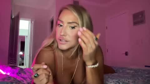 Snapshot of sexygoodvibebabe69 chatting on 09/30/25, 09:36 Ashley Love online show from 09/30/25, 09:36