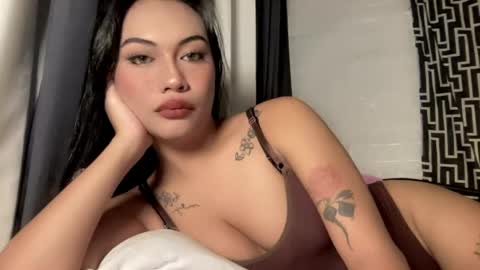 Snapshot of sexylovesappira chatting on 05/18/26, 05:41 maxine online show from 05/18/26, 05:41
