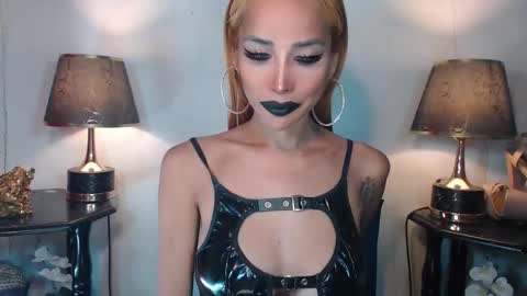 Queen Sofia online show from 12/22/25, 05:04