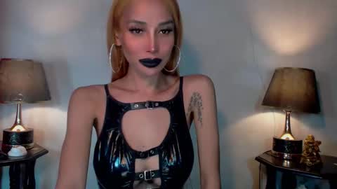Queen Sofia online show from 05/22/26, 02:55