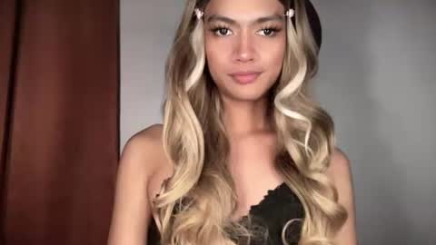 Snapshot of sexynakedweapon chatting on 05/27/26, 10:51 LIEZEL online show from 05/27/26, 10:51