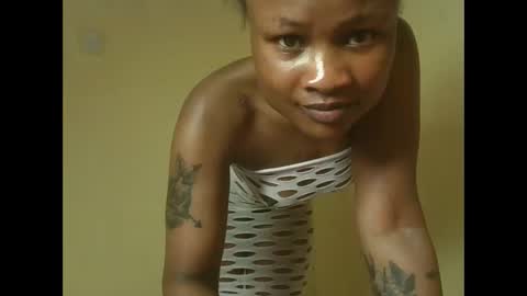 Snapshot of sexyqueenivy chatting on 10/28/25, 01:14 queenivy online show from 10/28/25, 01:14