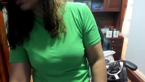 Snapshot of sexyrachel_ chatting on 11/04/25, 12:04 R A C H E L online show from 11/04/25, 12:04
