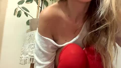 Snapshot of sexysexydream chatting on 01/01/25, 07:10 Anya online show from 01/01/25, 07:10