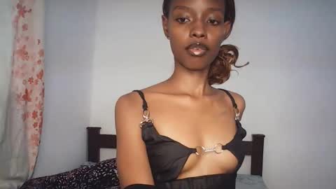 Snapshot of sexyzuriel chatting on 02/18/26, 05:03 sexyzuriel online show from 02/18/26, 05:03