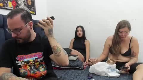 Snapshot of sgmr chatting on 11/30/25, 01:59 MiaSergio online show from 11/30/25, 01:59