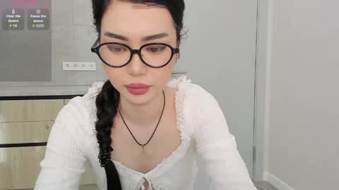 Snapshot of shahinya chatting on 05/18/26, 01:35 Nia online show from 05/18/26, 01:35