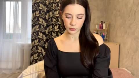 Snapshot of shalasauage chatting on 12/17/25, 07:25 Lara online show from 12/17/25, 07:25