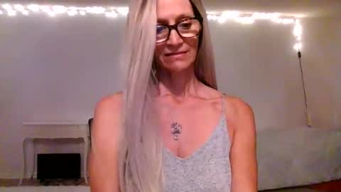Snapshot of shamanwoman chatting on 10/20/25, 05:35 Shaman Woman online show from 10/20/25, 05:35