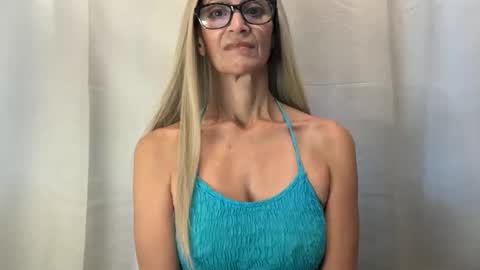 Snapshot of shamanwoman chatting on 11/13/25, 06:29 Shaman Woman online show from 11/13/25, 06:29