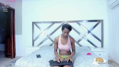 S H A N E L L E   online show from 11/10/25, 01:10