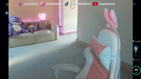 Snapshot of shannonblooms chatting on 09/24/25, 04:32 Shanmais online show from 09/24/25, 04:32