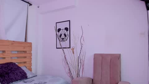 Snapshot of shanon_brown1 chatting on 10/29/25, 12:18 Shantal online show from 10/29/25, 12:18