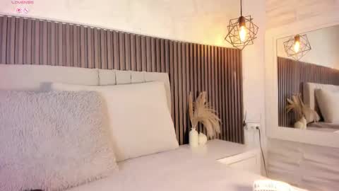 Snapshot of shanonclark chatting on 11/22/25, 06:18 SHANON online show from 11/22/25, 06:18