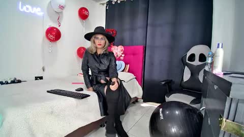 Snapshot of sharlott_3 chatting on 02/18/26, 04:25 sharlott_3 online show from 02/18/26, 04:25