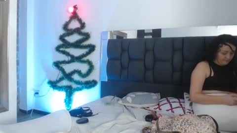 Snapshot of sharlotte__jones chatting on 12/13/24, 08:04 Sara online show from 12/13/24, 08:04