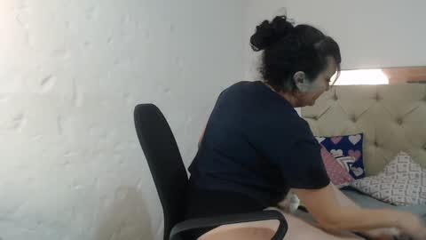 Snapshot of sharlotte__jones chatting on 02/01/25, 09:08 Sara online show from 02/01/25, 09:08