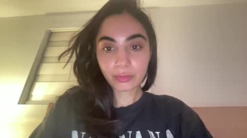 Snapshot of sharnn_b chatting on 11/17/25, 05:57 sharnn_b online show from 11/17/25, 05:57