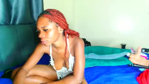 Snapshot of shee13 chatting on 10/15/25, 02:22 shee13 online show from 10/15/25, 02:22