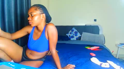 Snapshot of shee13 chatting on 11/12/25, 07:09 shee13 online show from 11/12/25, 07:09