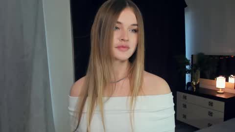 Snapshot of sheenaeast chatting on 12/21/24, 07:56 Violet online show from 12/21/24, 07:56