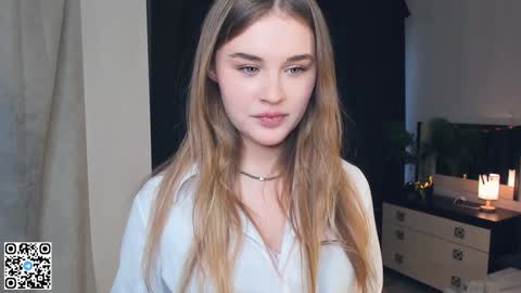 Snapshot of sheenaeast chatting on 12/26/24, 07:03 Violet online show from 12/26/24, 07:03